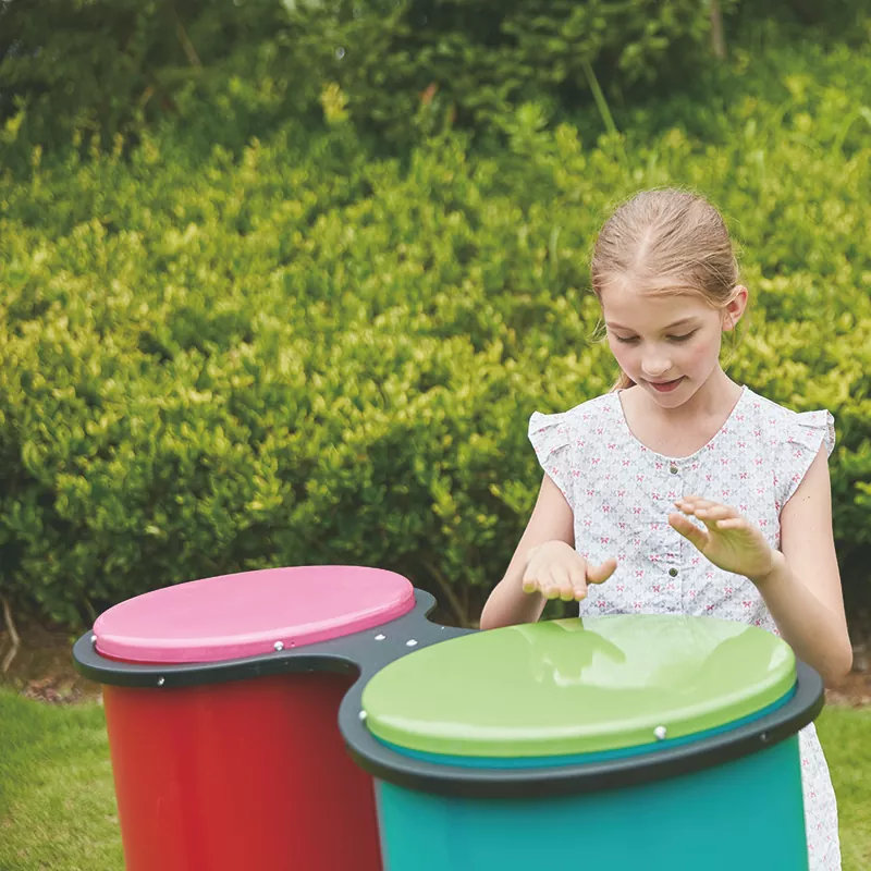 Dua congas di luar ruangan